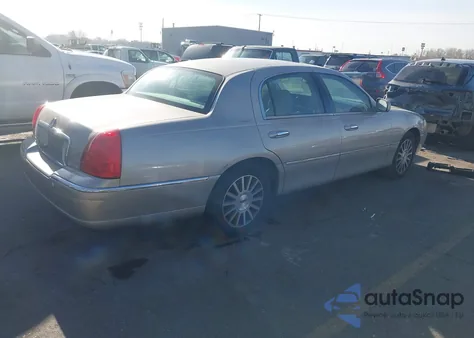 2003 Lincoln Town Car Signature z USA, uszkodzony, nr VIN 1LNHM82W93Y653757